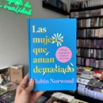 Fotografía de la portada del Libro Mujeres que aman demasiado edición tapa dura 9788418045370