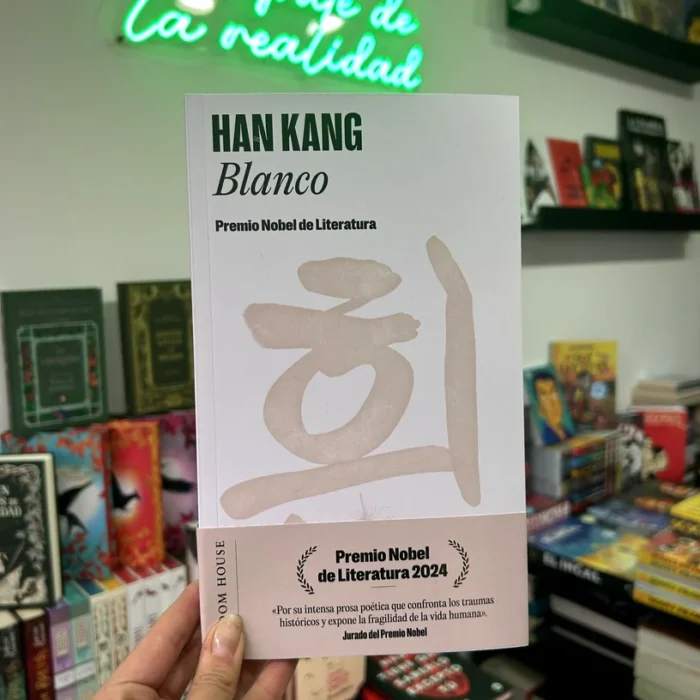 Fotografía de la portada del Libro Blanco de Han Kang 9786287638969