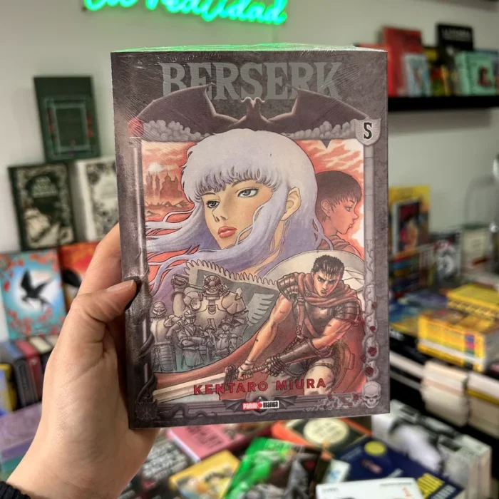 Fotografía de la portada del Manga Berserk Tomo 05 9786075280776